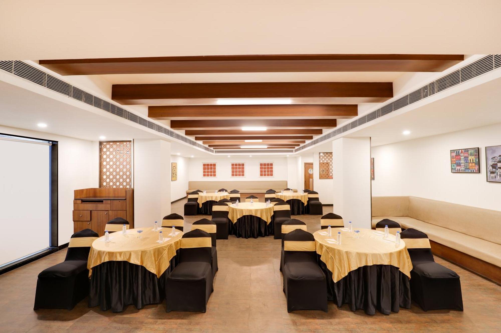 Lemon Tree Hotel, Indore Exteriör bild